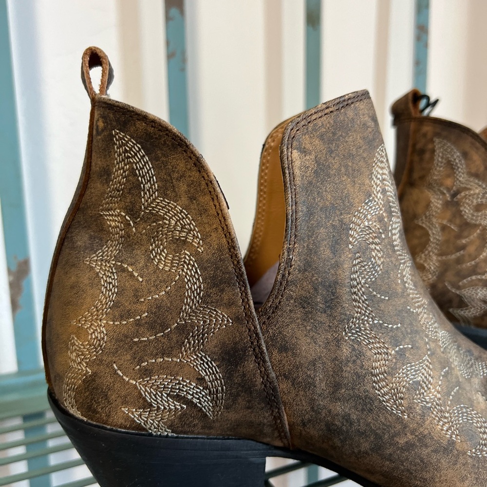 Western Chic! Bronze Brown Ankle Cowboy Boots Stitched Tan Fall Trend - Picture 11 of 15